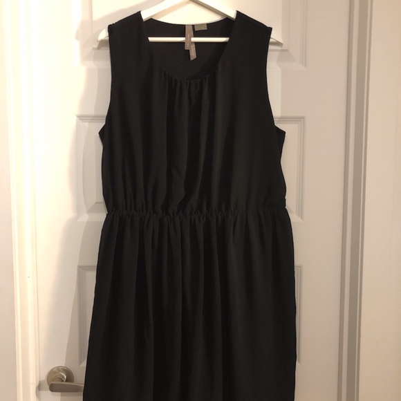 Black sleeveless dress with pockets - Picture 1 of 7